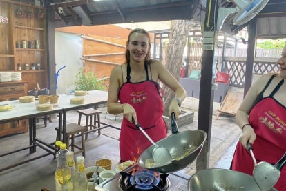 Fun Cooking Activity Near Thapae Gate 05/09/2026 — photo 53
