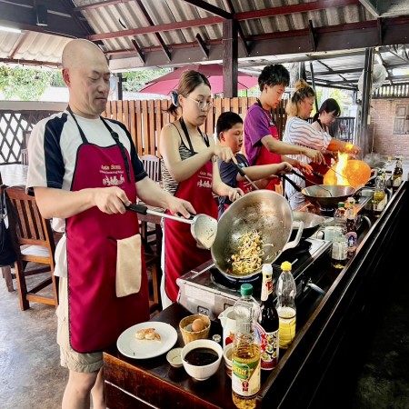 Fun Cooking Activity Near Thapae Gate 03/10/2026 — photo 41