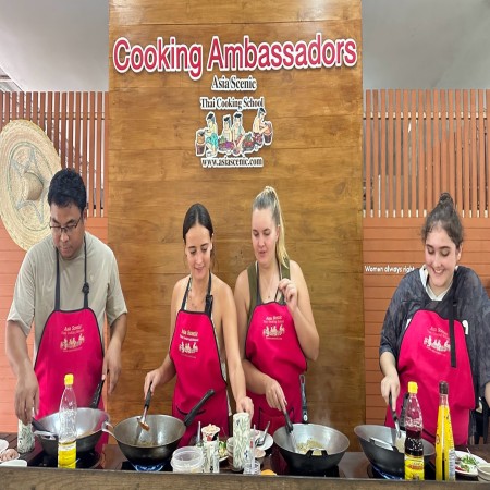 Fun Cooking Activity Near Thapae Gate 10/10/2026 — photo 43